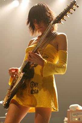 pj-harvey-live-in-le-zenith-paris-30-06-2004.jpg